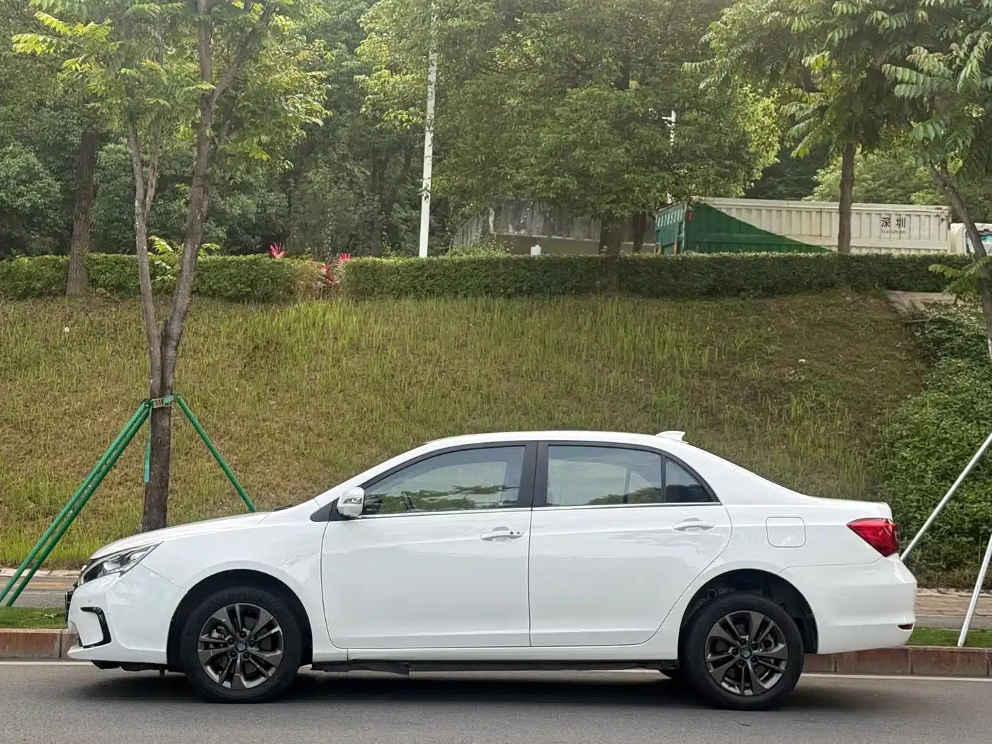 Qin New Energy 2017 1.5T Premium Edition — миниатюра 2