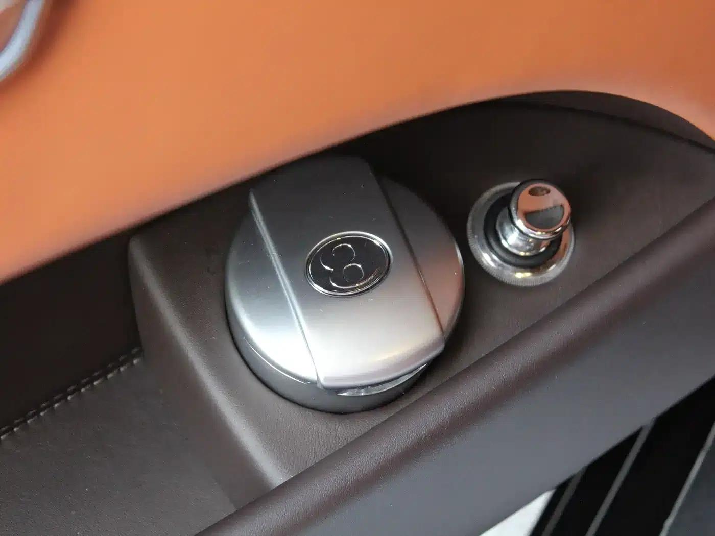 2014 Flying Spur 4.0T V8 Standard Edition — миниатюра 23