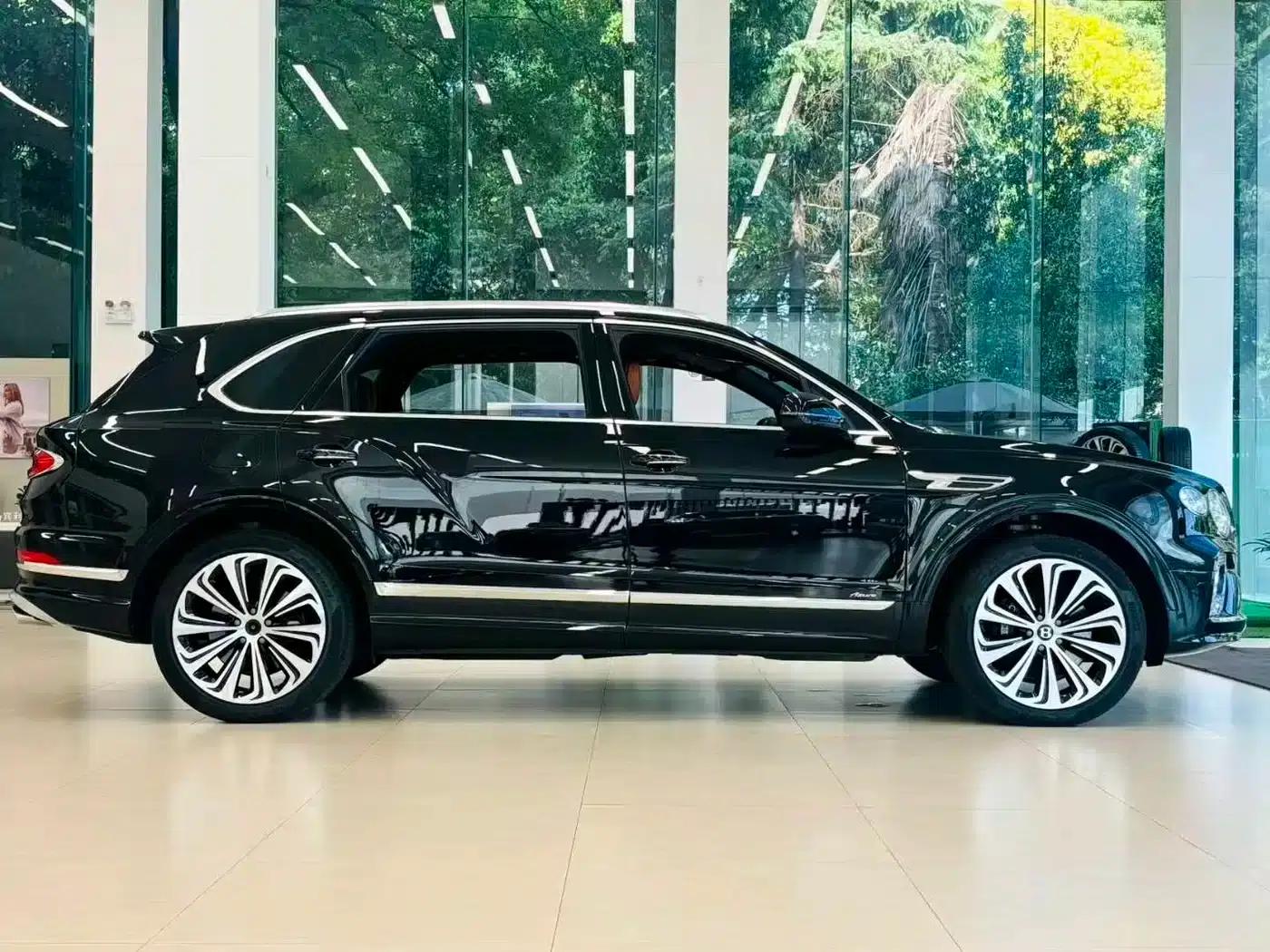 Bentayga 2023 4.0T V8 Long Wheelbase Elegance Edition — миниатюра 5