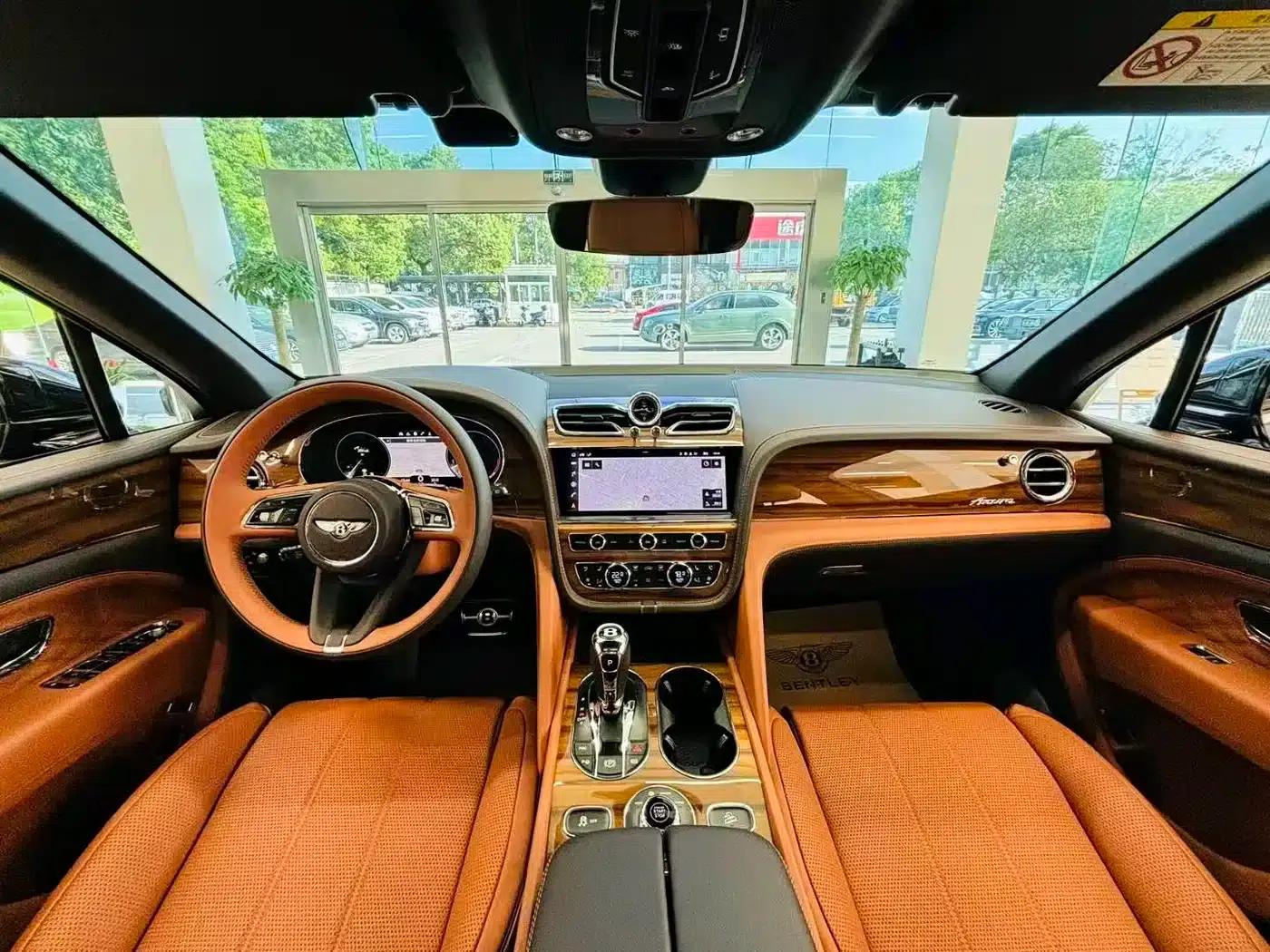 Bentayga 2023 4.0T V8 Long Wheelbase Elegance Edition — миниатюра 6
