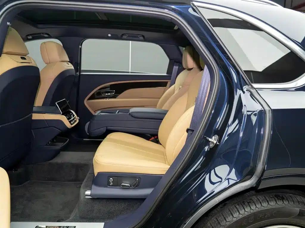 Bentayga 2023 4.0T V8 Long Wheelbase — миниатюра 11