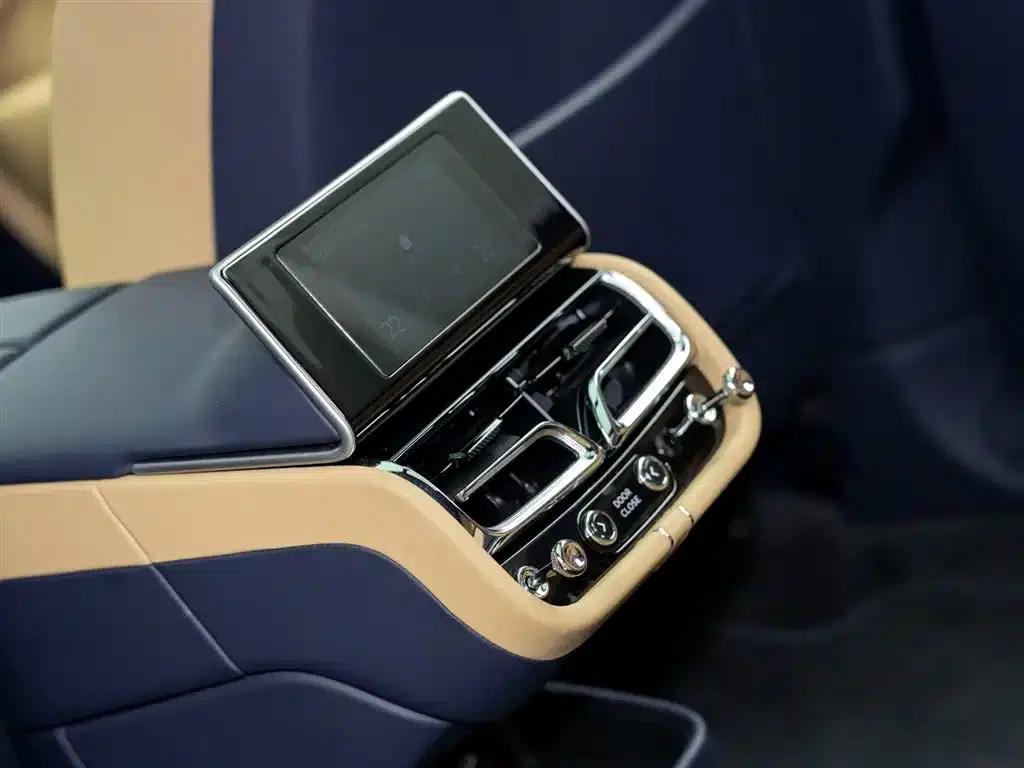 Bentayga 2023 4.0T V8 Long Wheelbase — миниатюра 13