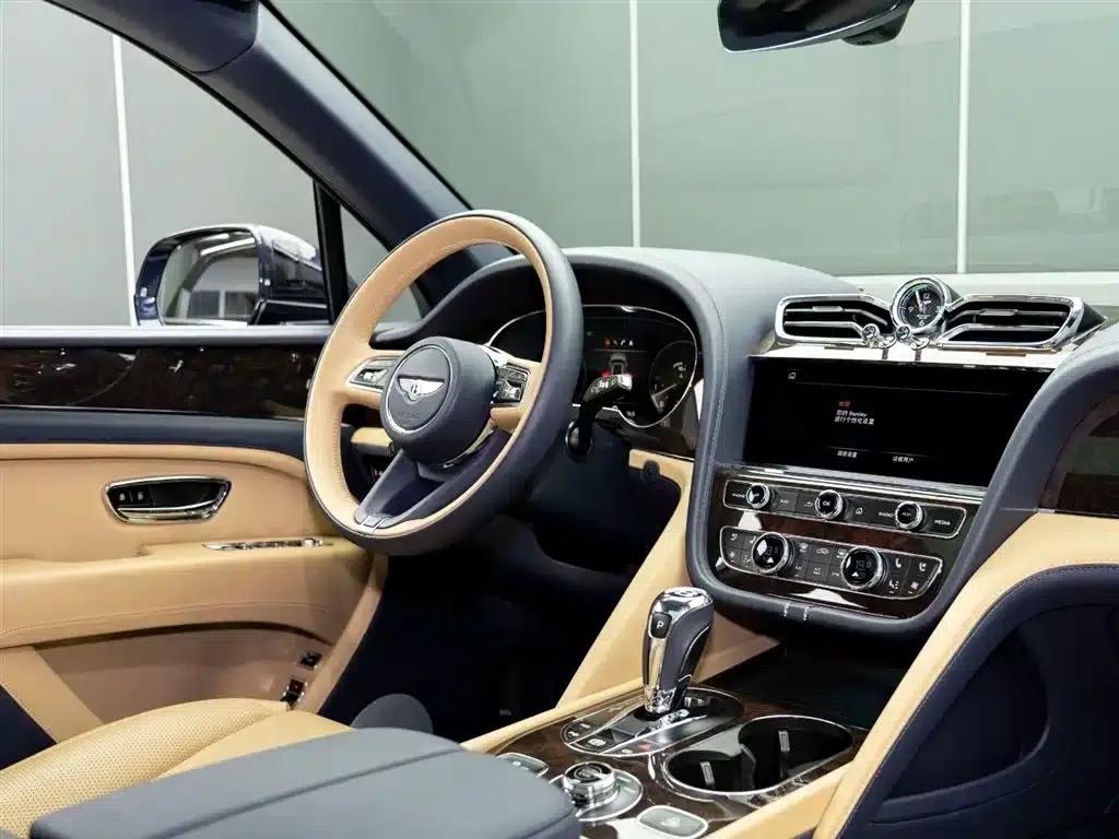 Bentayga 2023 4.0T V8 Long Wheelbase — миниатюра 17