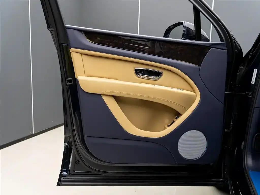 Bentayga 2023 4.0T V8 Long Wheelbase — миниатюра 7