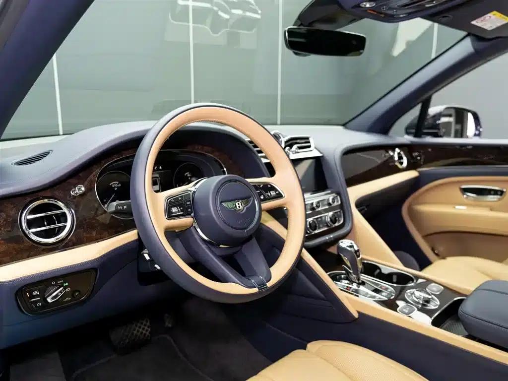 Bentayga 2023 4.0T V8 Long Wheelbase — миниатюра 9
