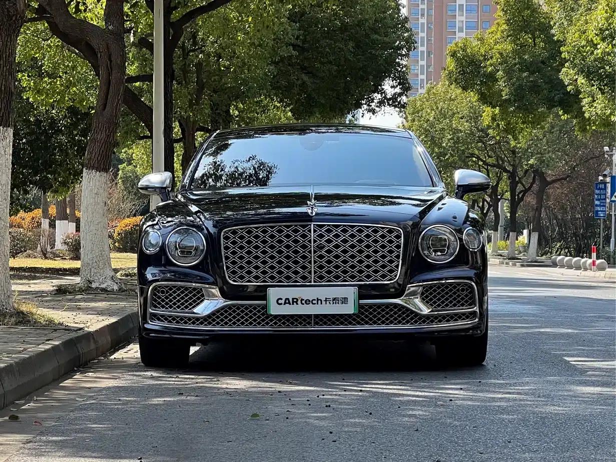 2022 Mercedes-Benz Flying Spur Plug-in Hybrid 2.9T V6 Hybrid Mulliner — миниатюра 2