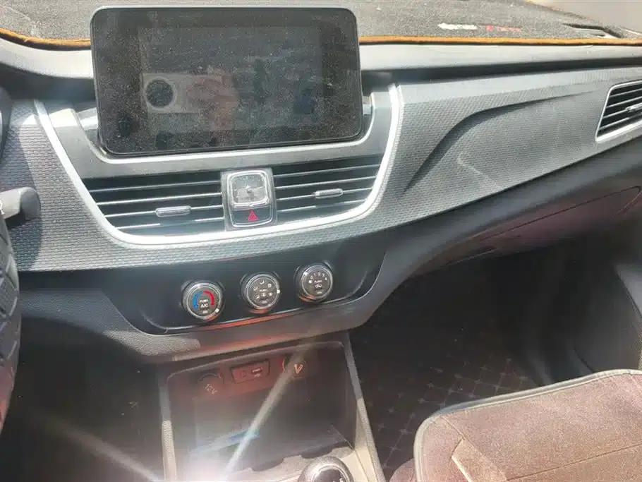 Baojun 730 2021 1.5L Manual Fashion 7-Seater — миниатюра 13