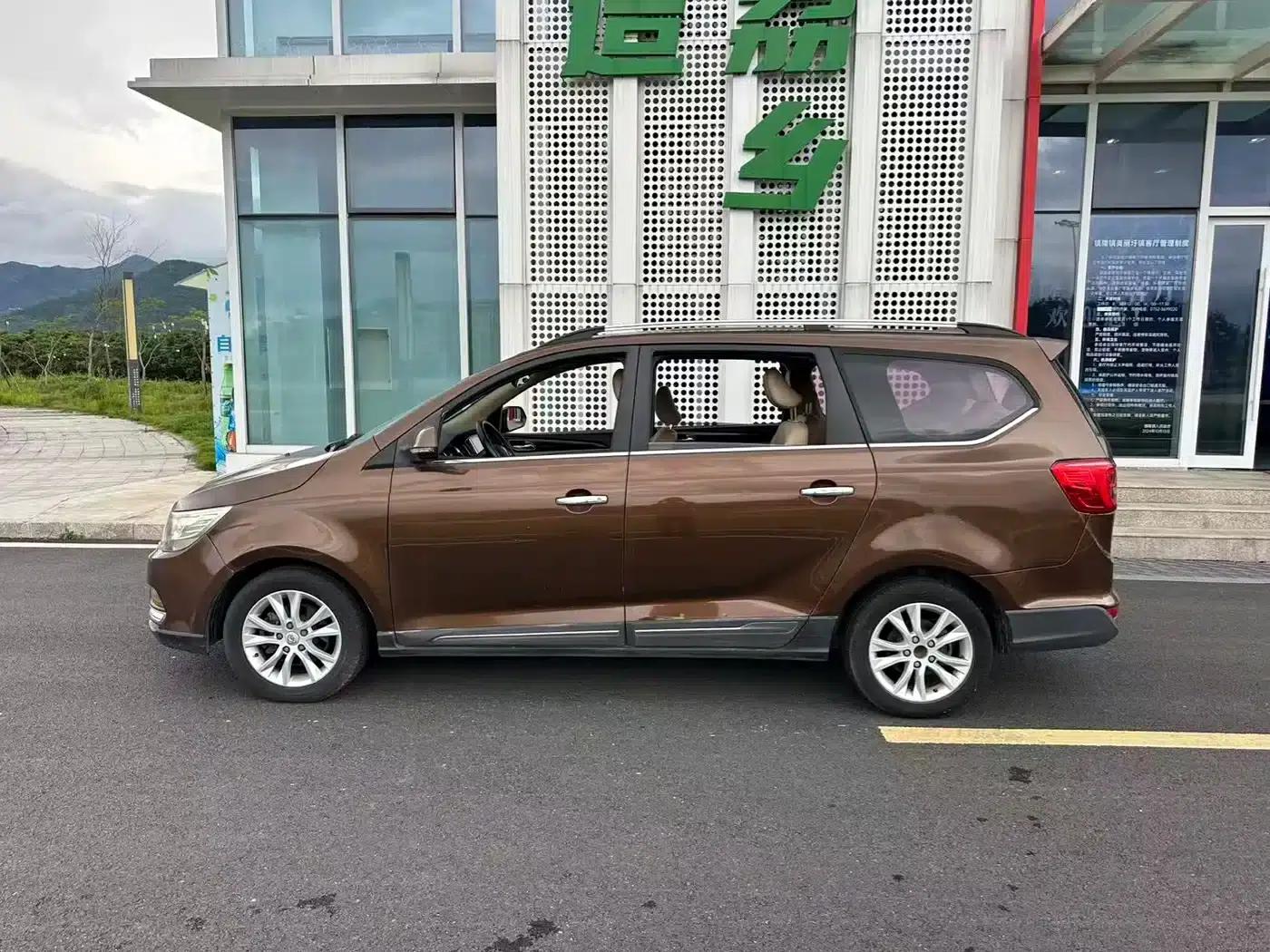 Baojun 730 2016 1.8L Manual Deluxe 7-Seater — миниатюра 5