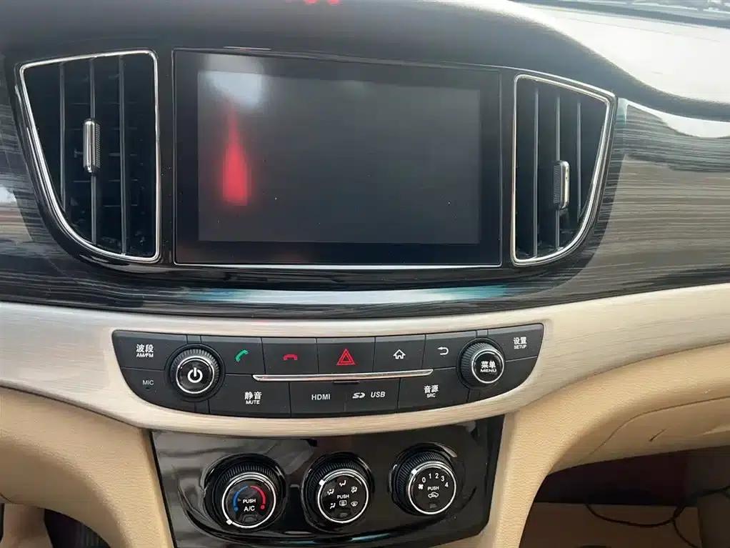 Baojun 730 2016 1.5L Manual Comfort 7-Seater National V Emission Standard — миниатюра 8
