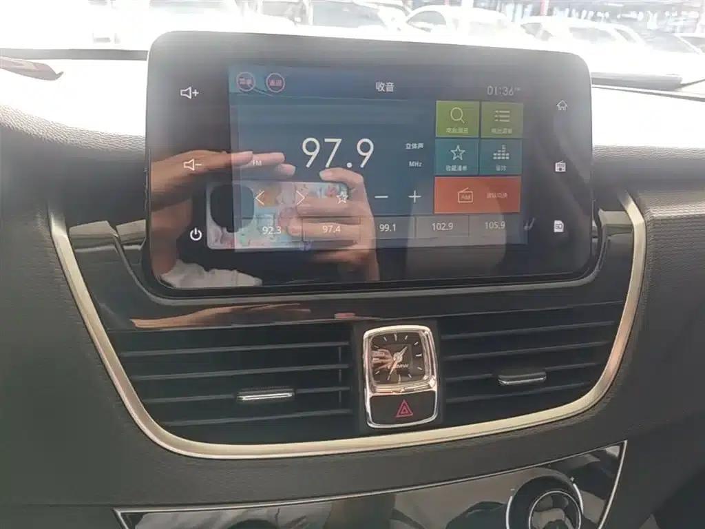 Baojun 730 2019 1.5T Manual Fashion Edition 7-seater National V Emission Standard — миниатюра 13