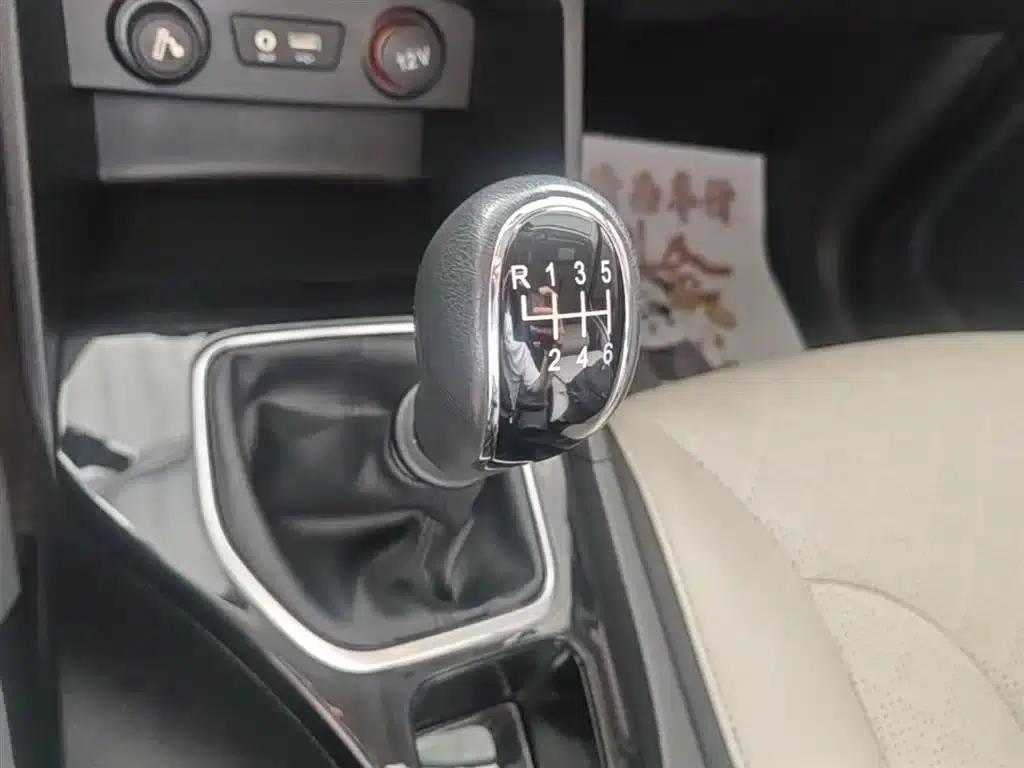 Baojun 730 2019 1.5T Manual Fashion Edition 7-seater National V Emission Standard — миниатюра 14