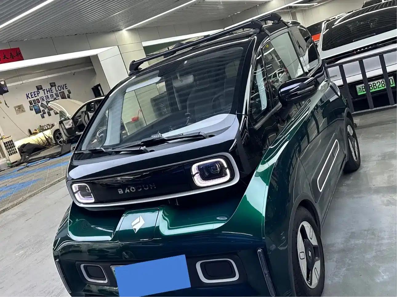 Baojun KiWi EV 2021 High-End Edition Fashion Gold Ternary Lithium — миниатюра 2