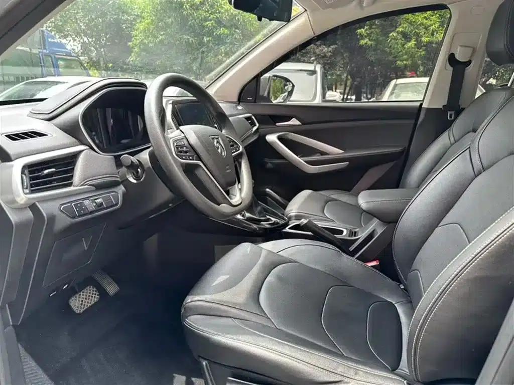 Baojun 530 2021 Global Car Anniversary Edition 1.5T CVT Luxury 5-seater — миниатюра 8