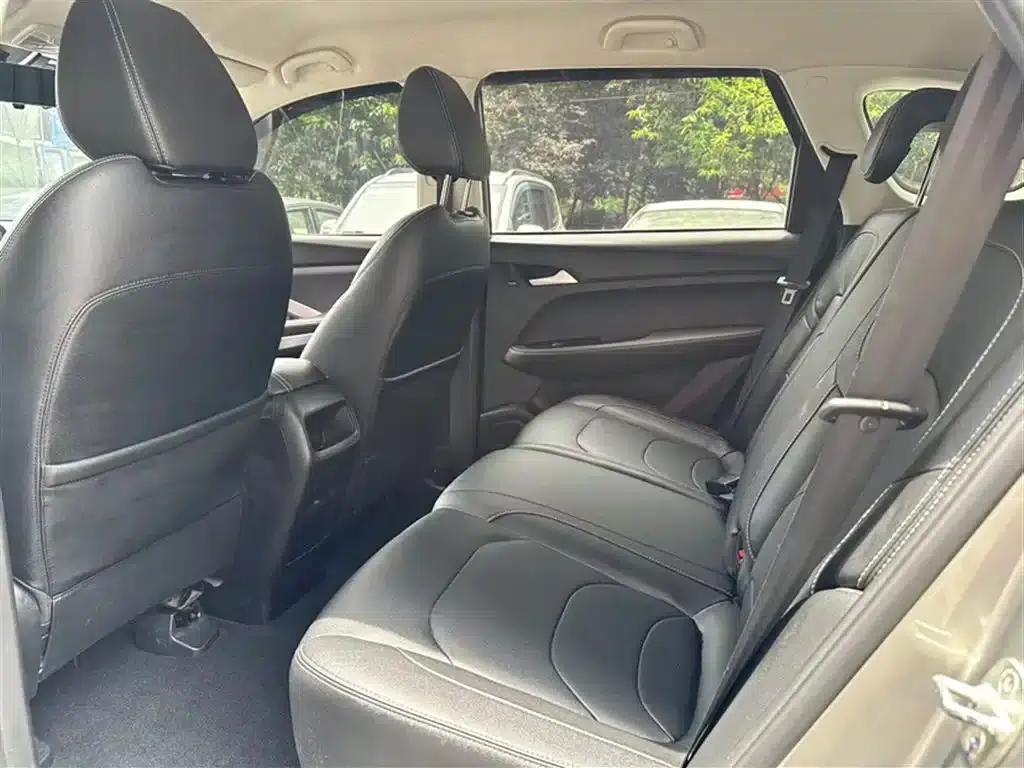 Baojun 530 2021 Global Car Anniversary Edition 1.5T CVT Luxury 5-seater — миниатюра 9