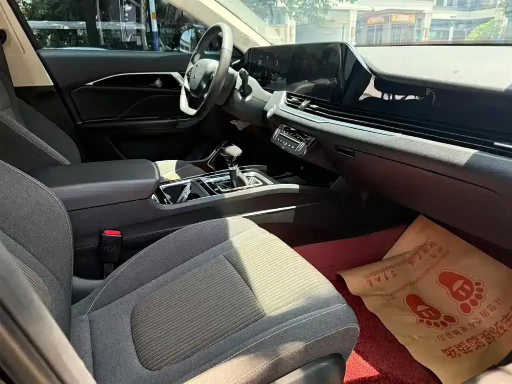 Bestune B70 2023 Third Generation 1.5T Automatic Enjoyment Edition 70th Anniversary Edition — миниатюра 11