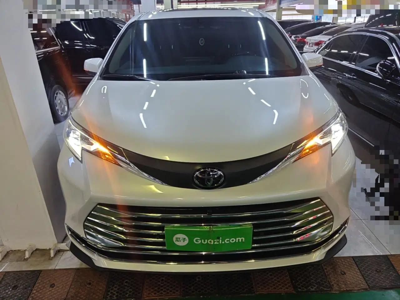 Toyota SIENNA 2024 2.5L Hybrid Comfort Edition — миниатюра 2