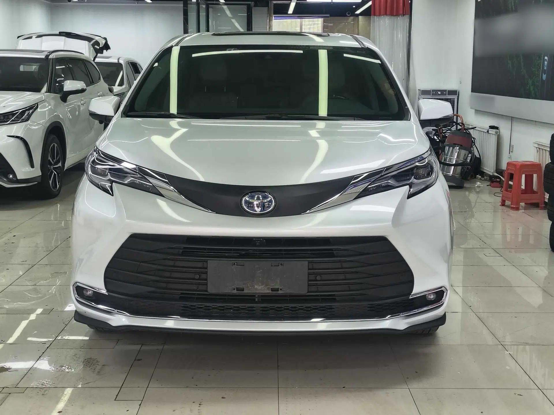 Toyota SIENNA 2023 2.5L Hybrid Comfort Edition — миниатюра 2