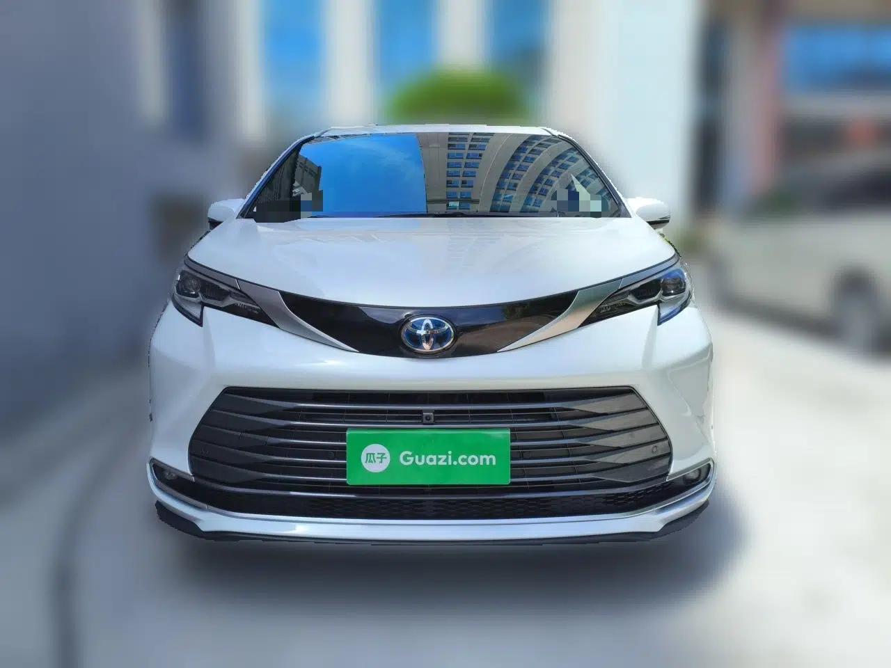Toyota SIENNA 2023 2.5L Hybrid Deluxe Edition — миниатюра 2