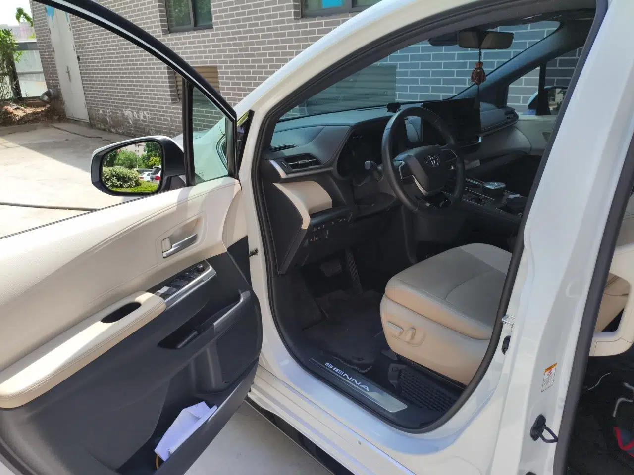Toyota SIENNA 2023 2.5L Hybrid Deluxe Edition — миниатюра 17