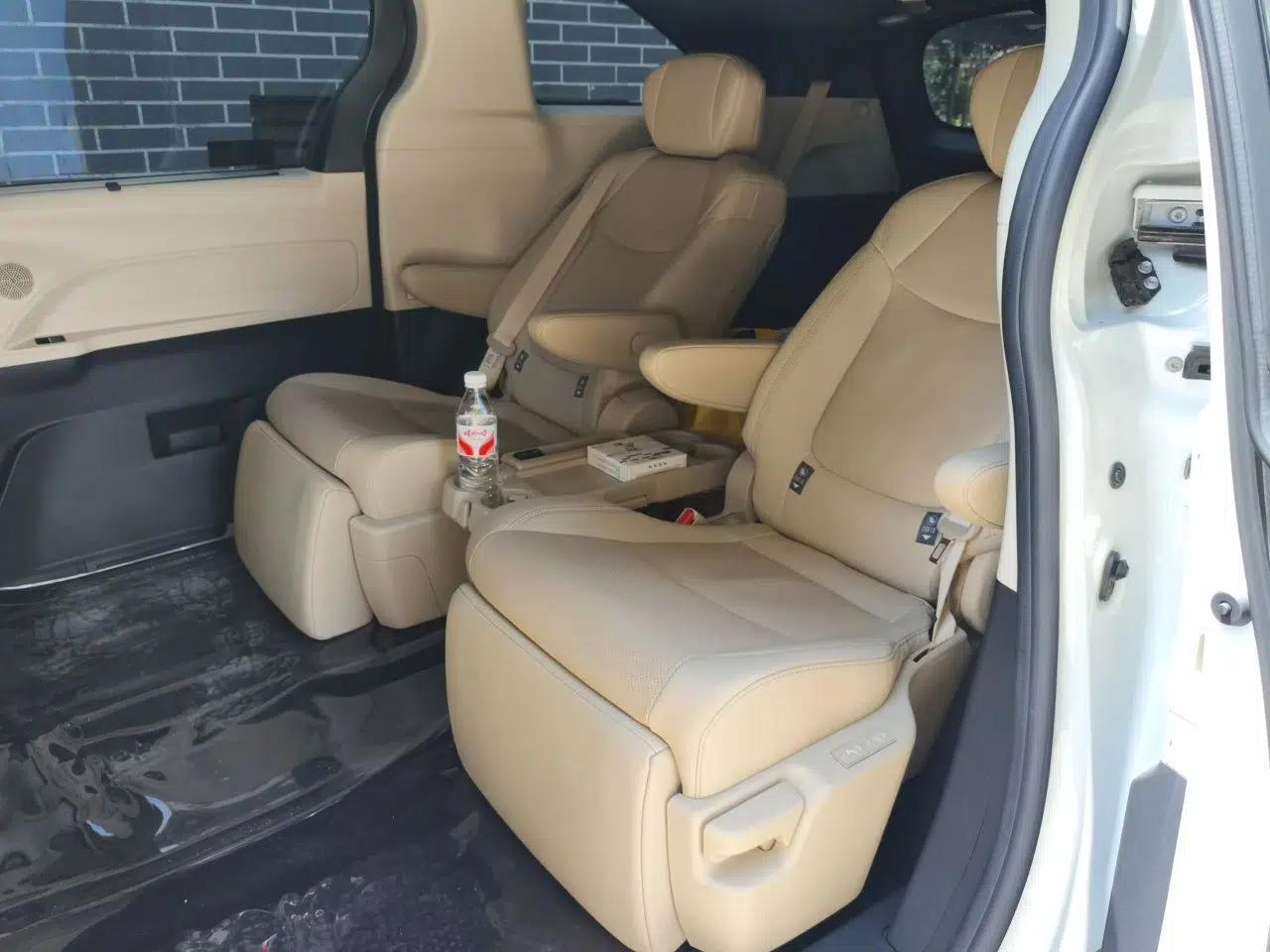 Toyota SIENNA 2023 2.5L Hybrid Deluxe Edition — миниатюра 18