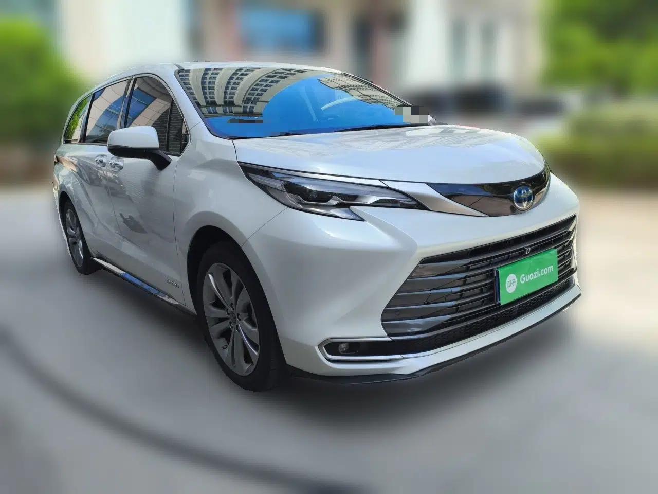 Toyota SIENNA 2023 2.5L Hybrid Deluxe Edition — миниатюра 3