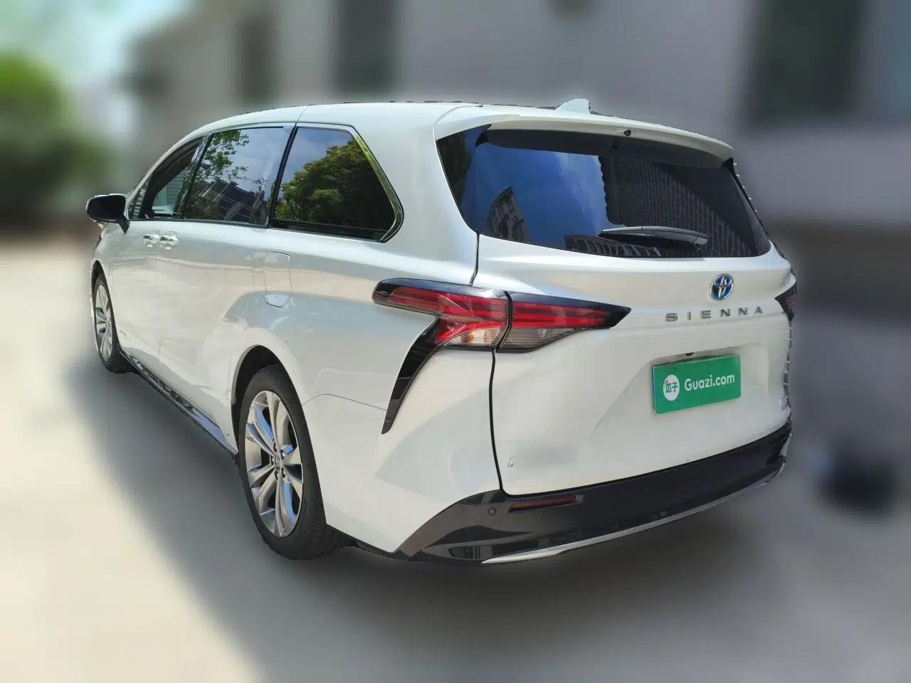 Toyota SIENNA 2023 2.5L Hybrid Deluxe Edition — миниатюра 4