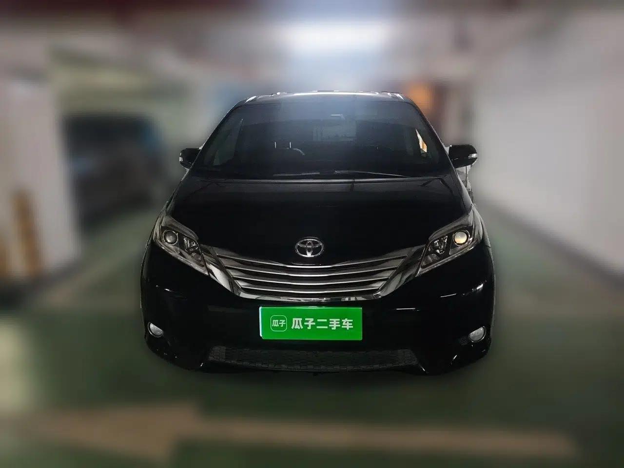 Toyota SIENNA 2017 3.5L Four-Wheel Drive Limited 7-Seater Canadian Version — миниатюра 2