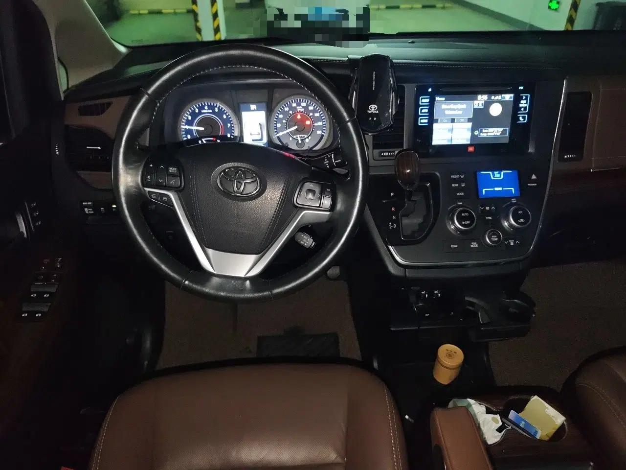Toyota SIENNA 2017 3.5L Four-Wheel Drive Limited 7-Seater Canadian Version — миниатюра 11
