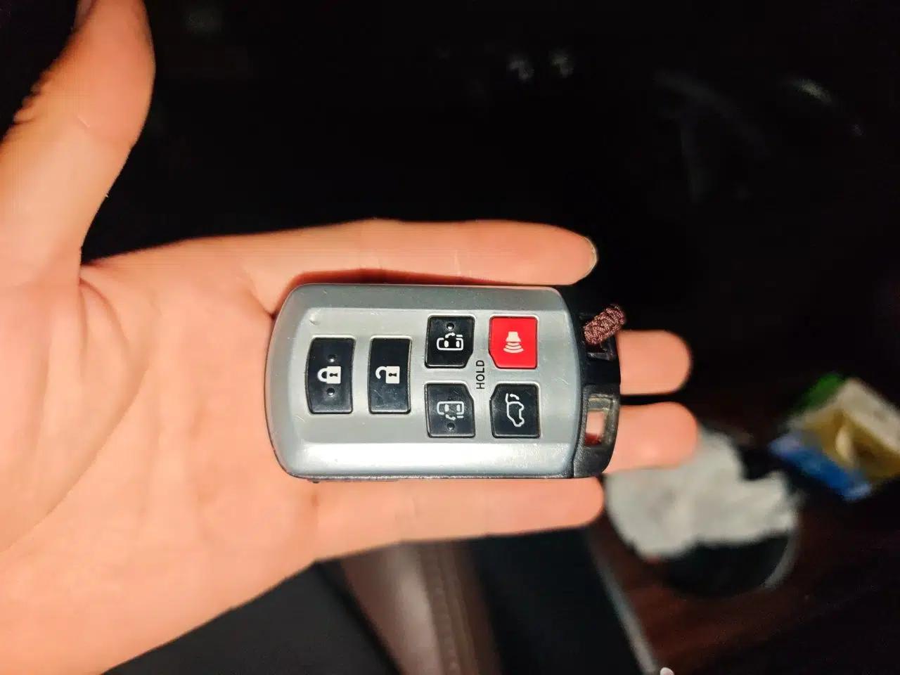 Toyota SIENNA 2017 3.5L Four-Wheel Drive Limited 7-Seater Canadian Version — миниатюра 9