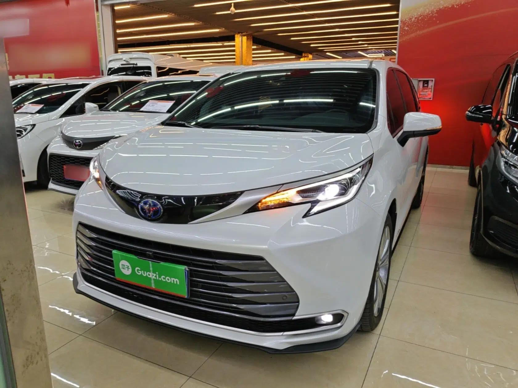 Toyota SIENNA 2023 2.5L Hybrid Deluxe Edition — миниатюра 1