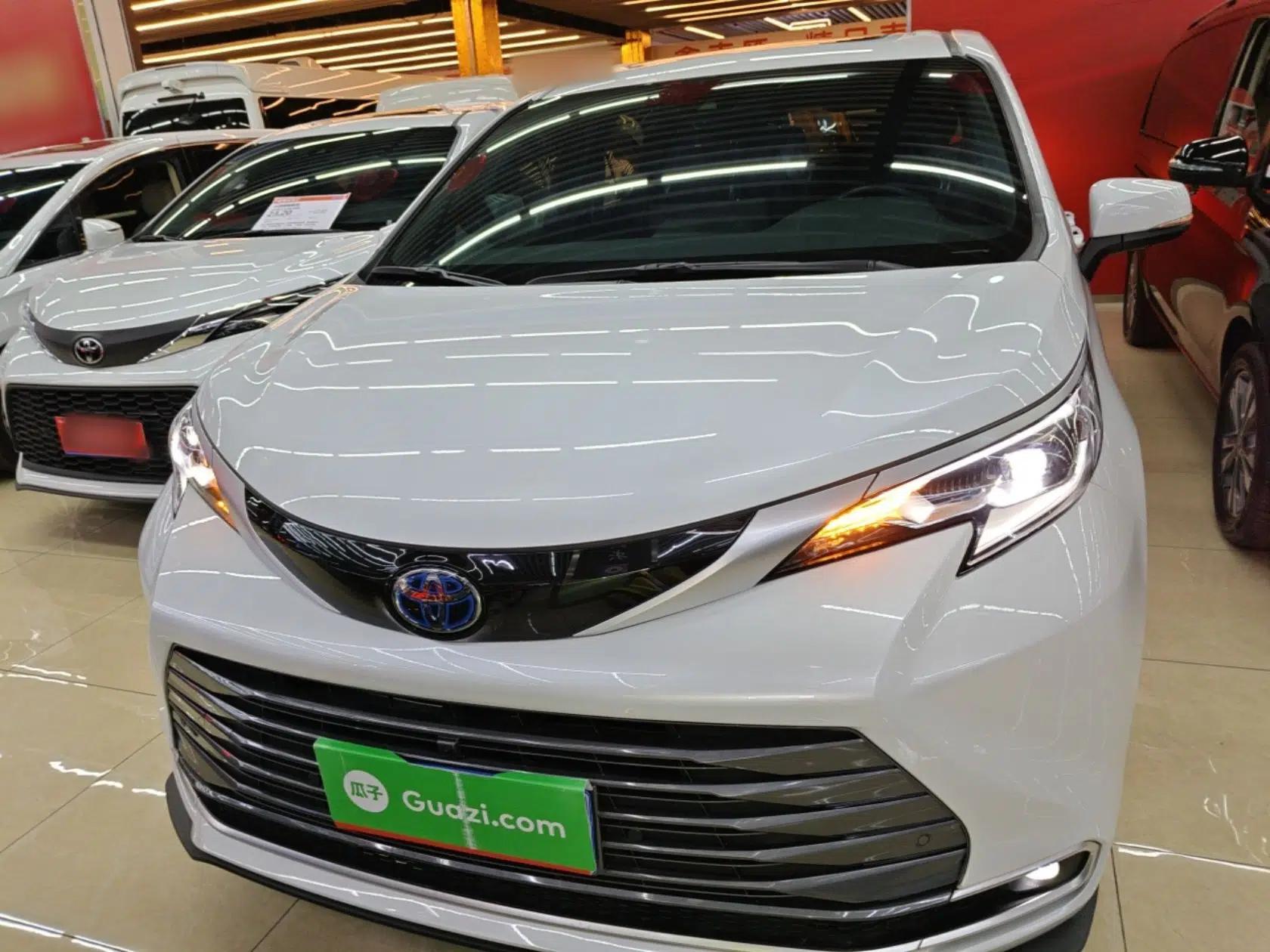 Toyota SIENNA 2023 2.5L Hybrid Deluxe Edition — миниатюра 2