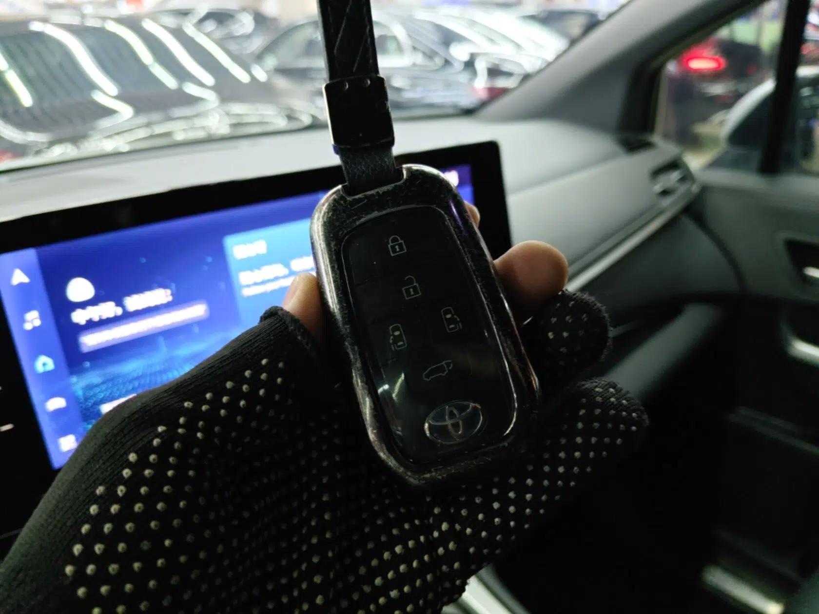 Toyota SIENNA 2023 2.5L Hybrid Deluxe Edition — миниатюра 12