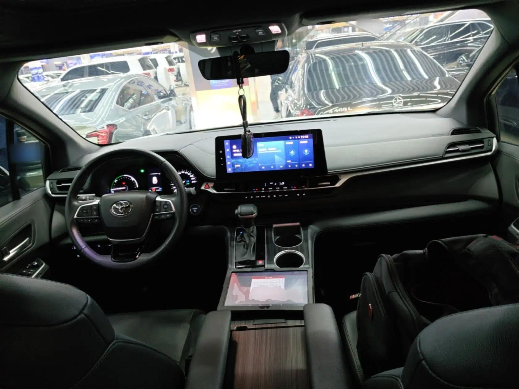 Toyota SIENNA 2023 2.5L Hybrid Deluxe Edition — миниатюра 13