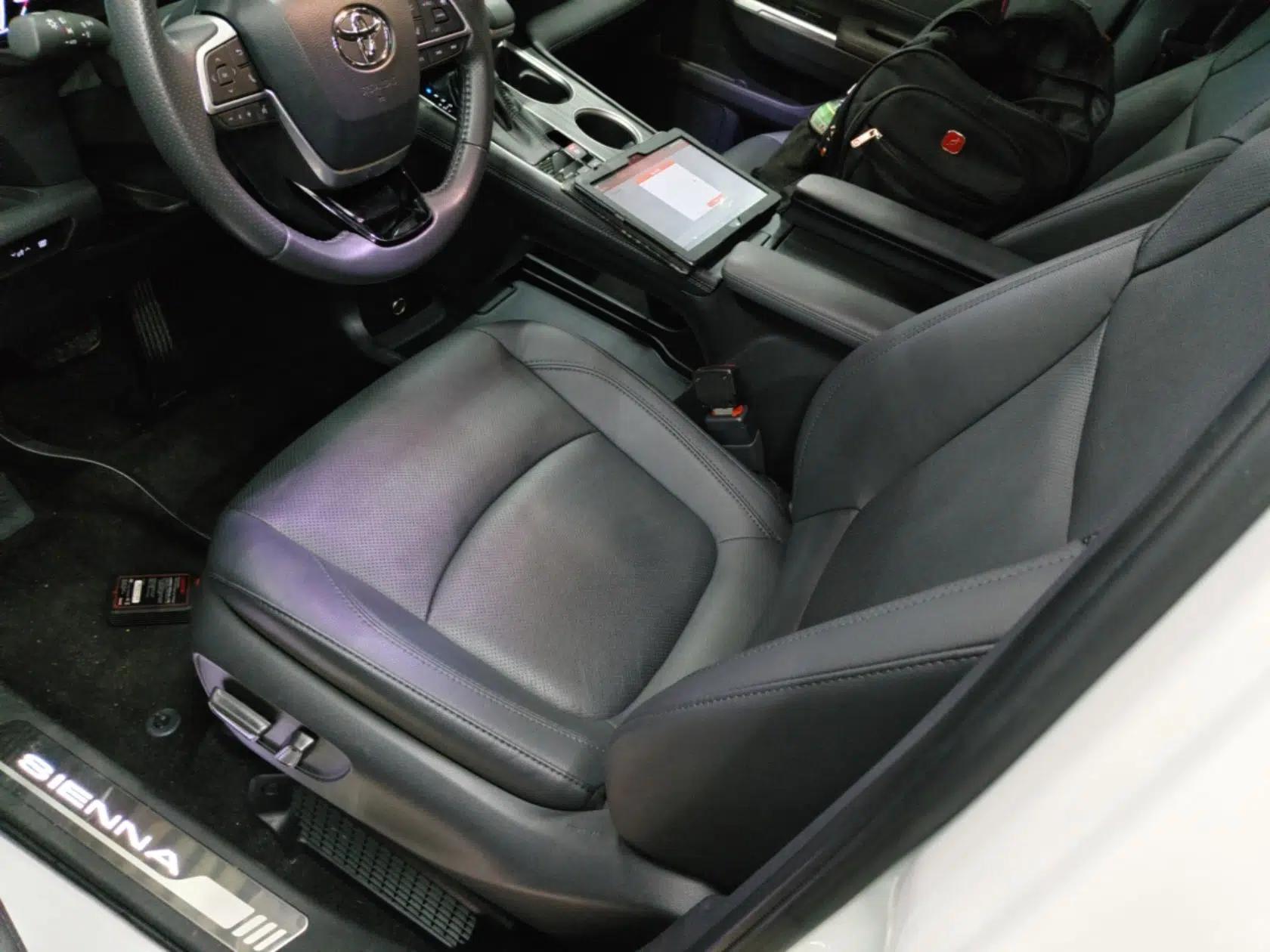 Toyota SIENNA 2023 2.5L Hybrid Deluxe Edition — миниатюра 18