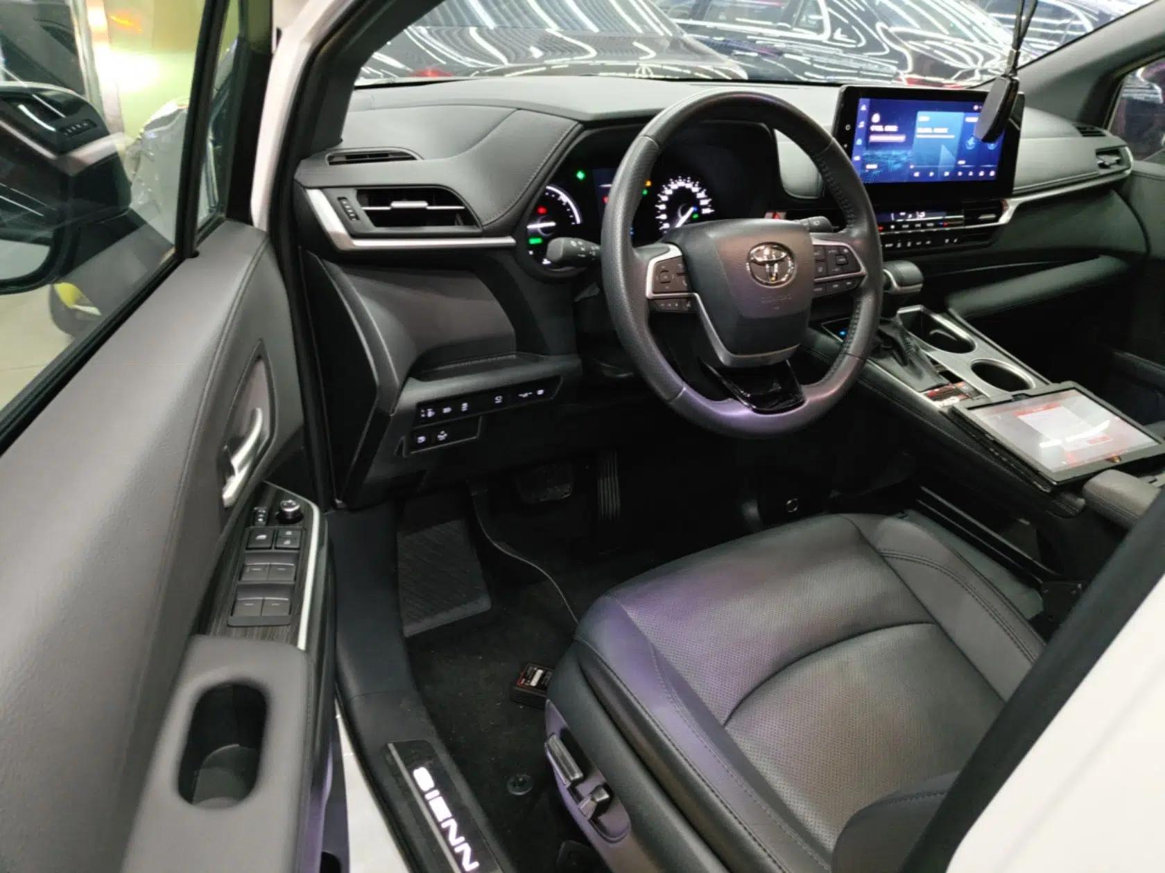 Toyota SIENNA 2023 2.5L Hybrid Deluxe Edition — миниатюра 19