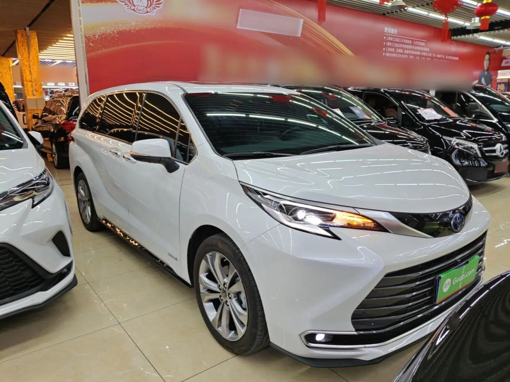 Toyota SIENNA 2023 2.5L Hybrid Deluxe Edition — миниатюра 3