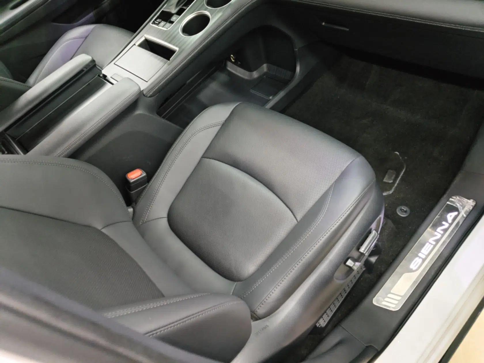 Toyota SIENNA 2023 2.5L Hybrid Deluxe Edition — миниатюра 23