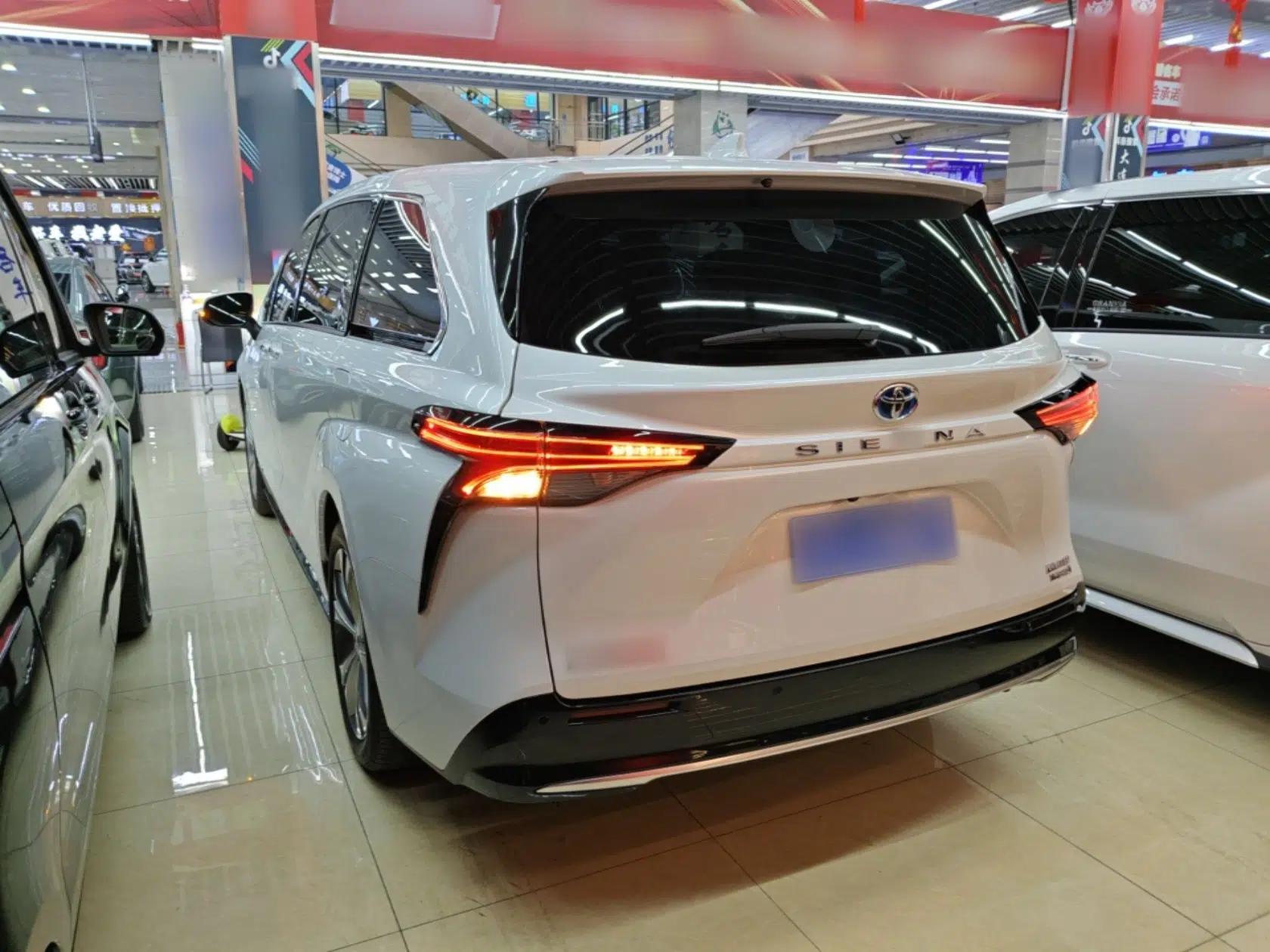 Toyota SIENNA 2023 2.5L Hybrid Deluxe Edition — миниатюра 4