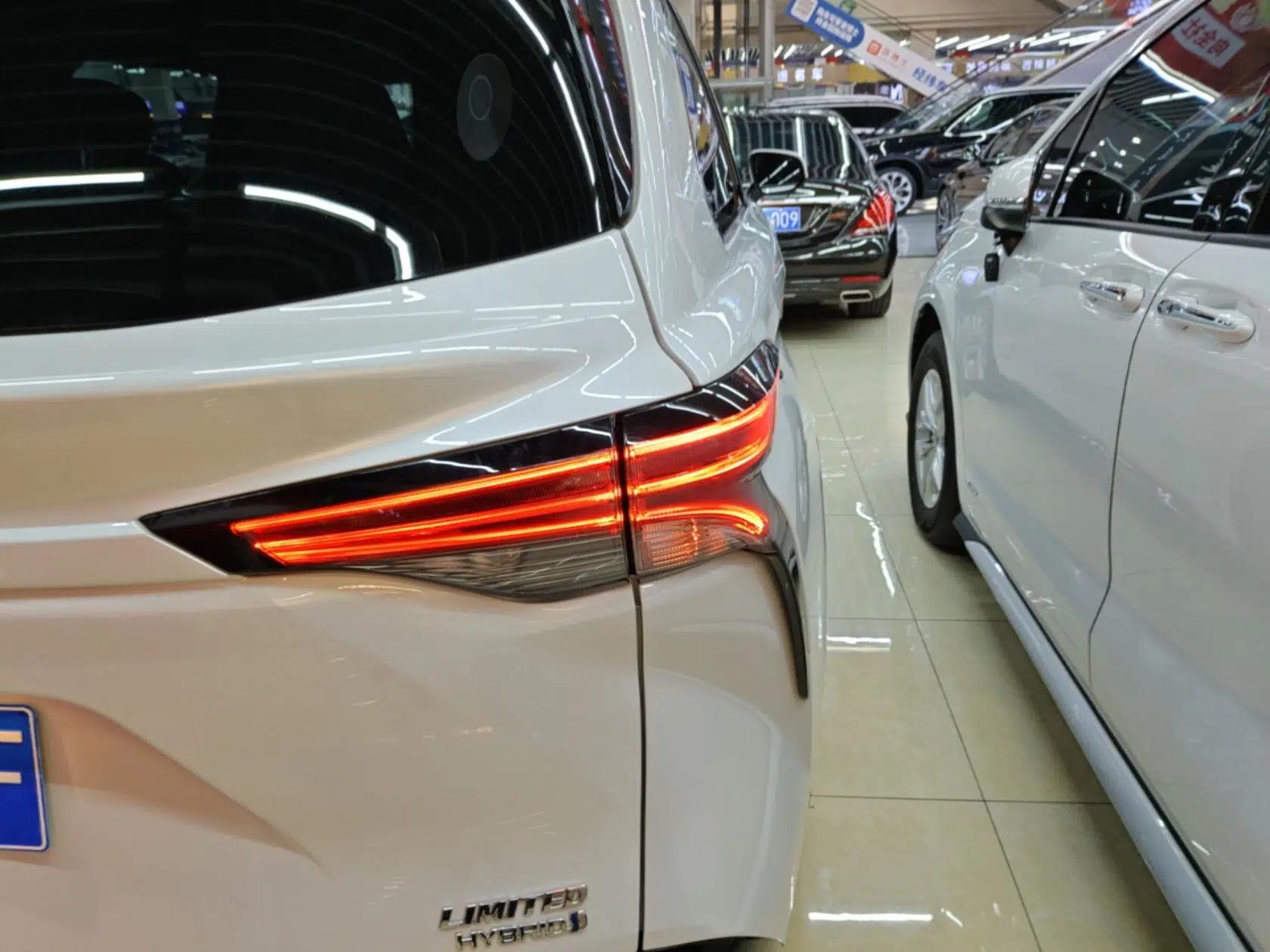 Toyota SIENNA 2023 2.5L Hybrid Deluxe Edition — миниатюра 7