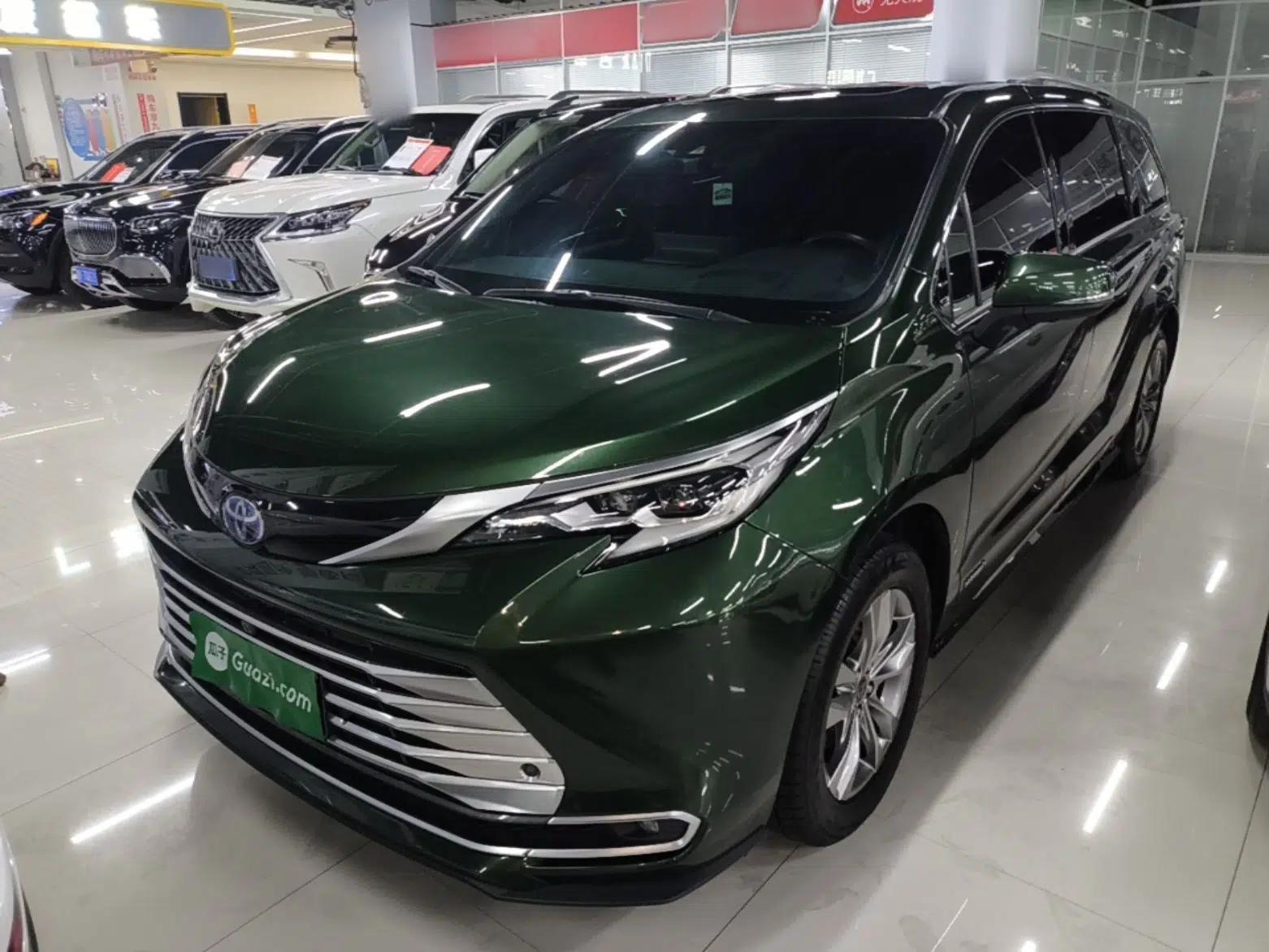 Toyota SIENNA 2021 2.5L Hybrid Platinum Edition — миниатюра 1