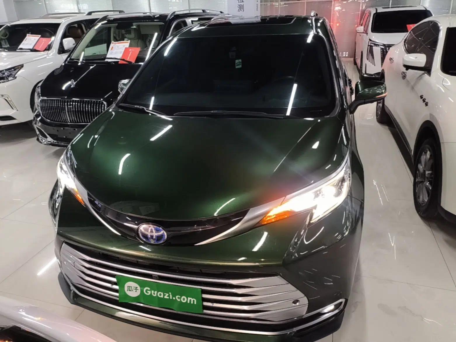 Toyota SIENNA 2021 2.5L Hybrid Platinum Edition — миниатюра 2