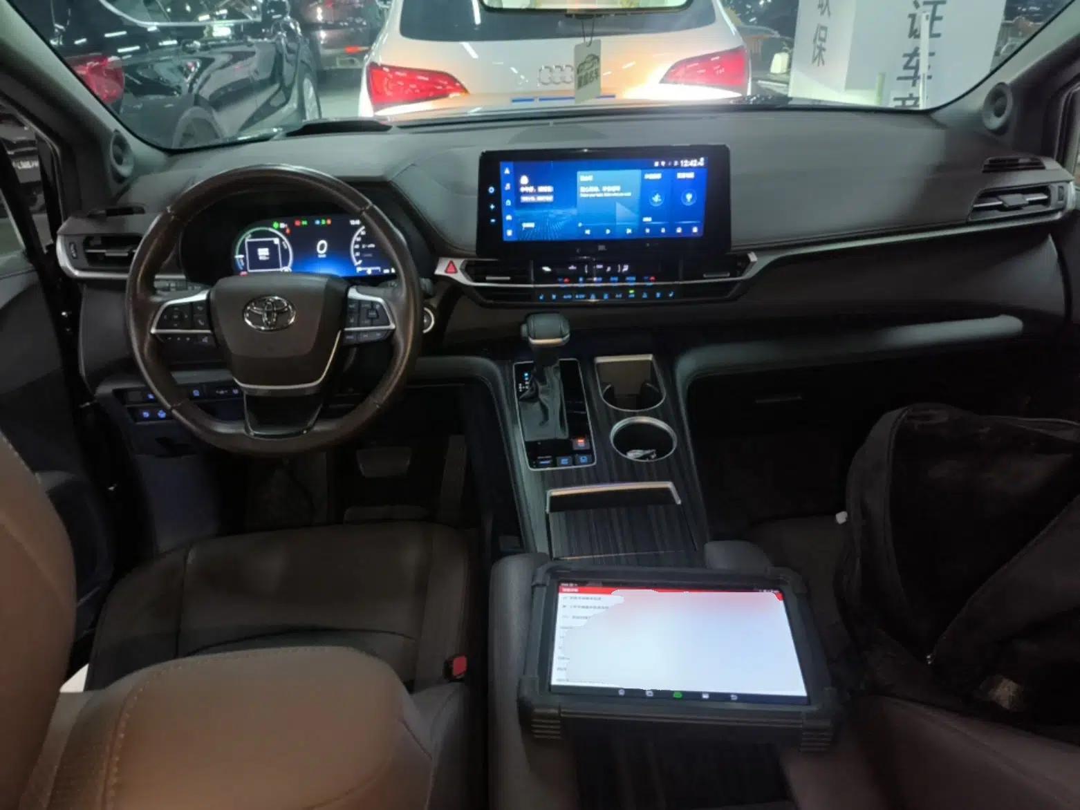 Toyota SIENNA 2021 2.5L Hybrid Platinum Edition — миниатюра 13