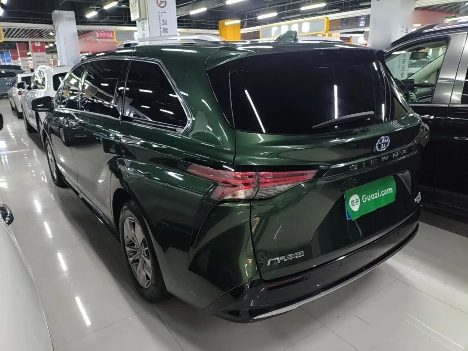 Toyota SIENNA 2021 2.5L Hybrid Platinum Edition — миниатюра 4