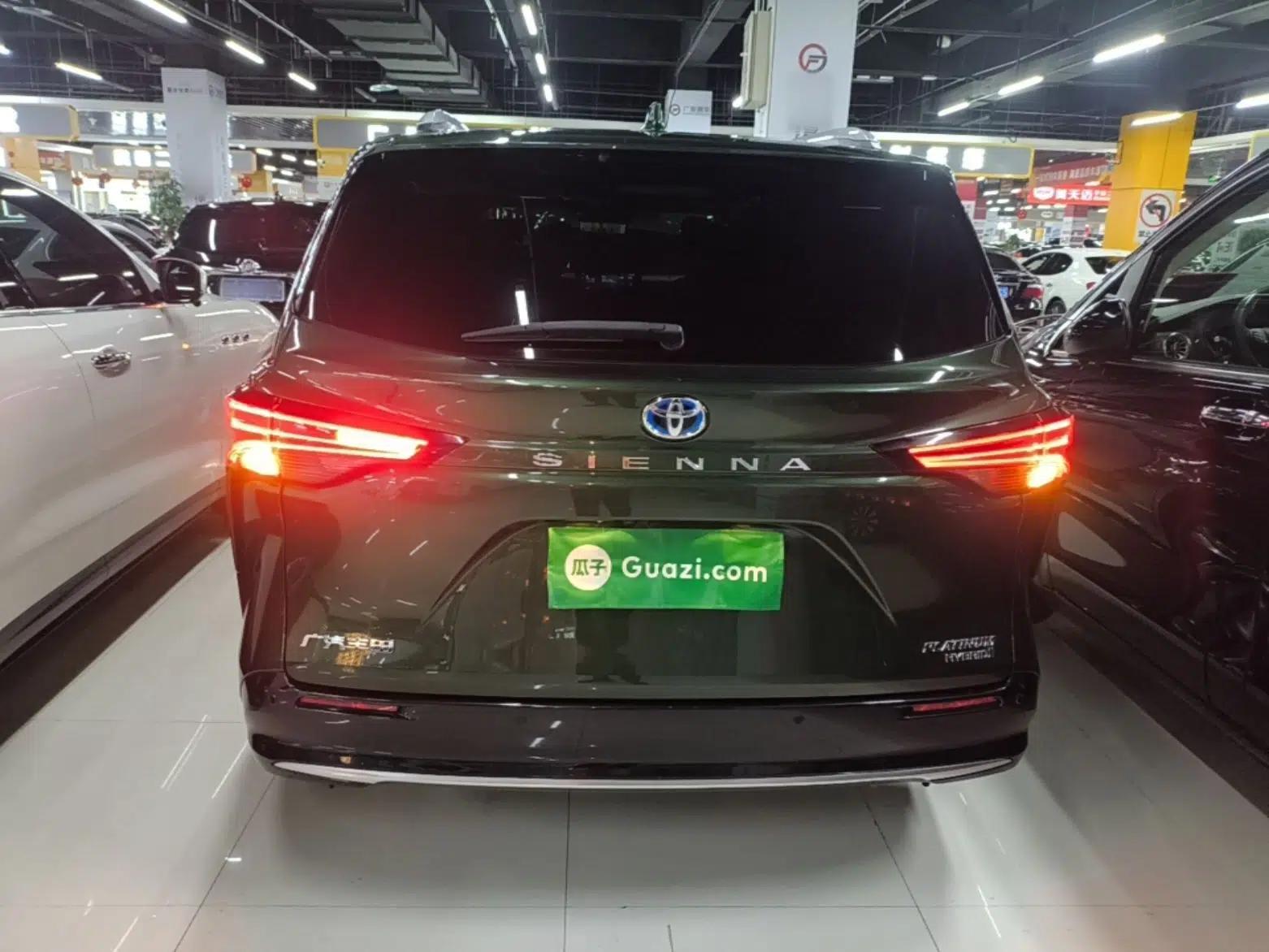 Toyota SIENNA 2021 2.5L Hybrid Platinum Edition — миниатюра 5