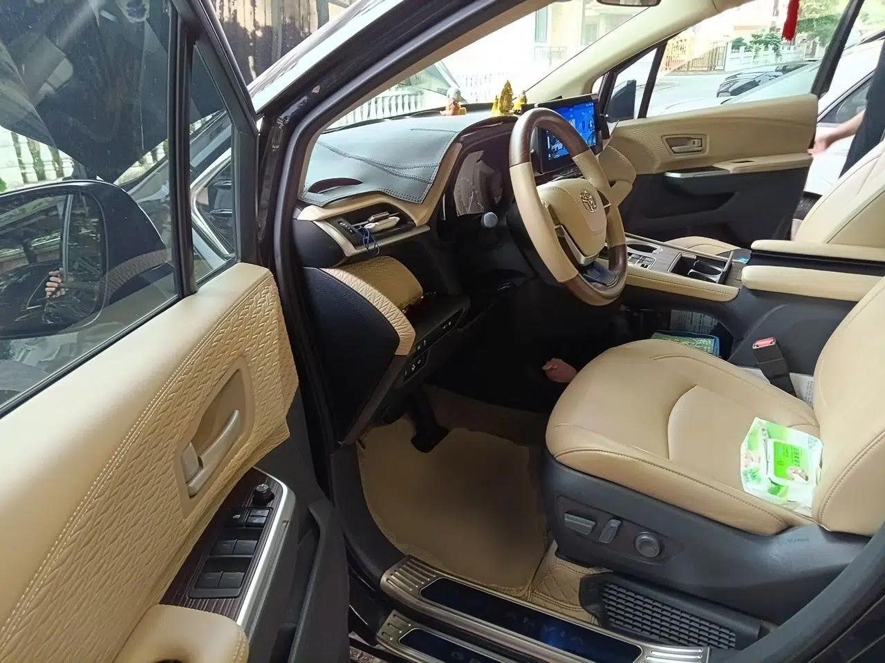 Toyota Granvia 2024 2.5L Hybrid Comfort Edition — миниатюра 17