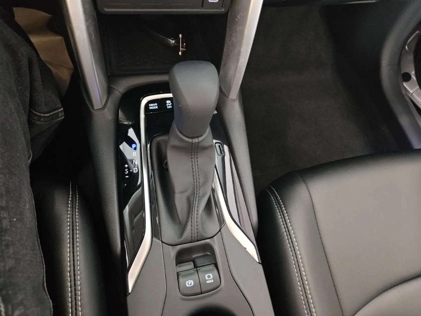 Toyota Corolla Cross 2023 Dual-Motor 2.0L Pioneer Edition — миниатюра 17