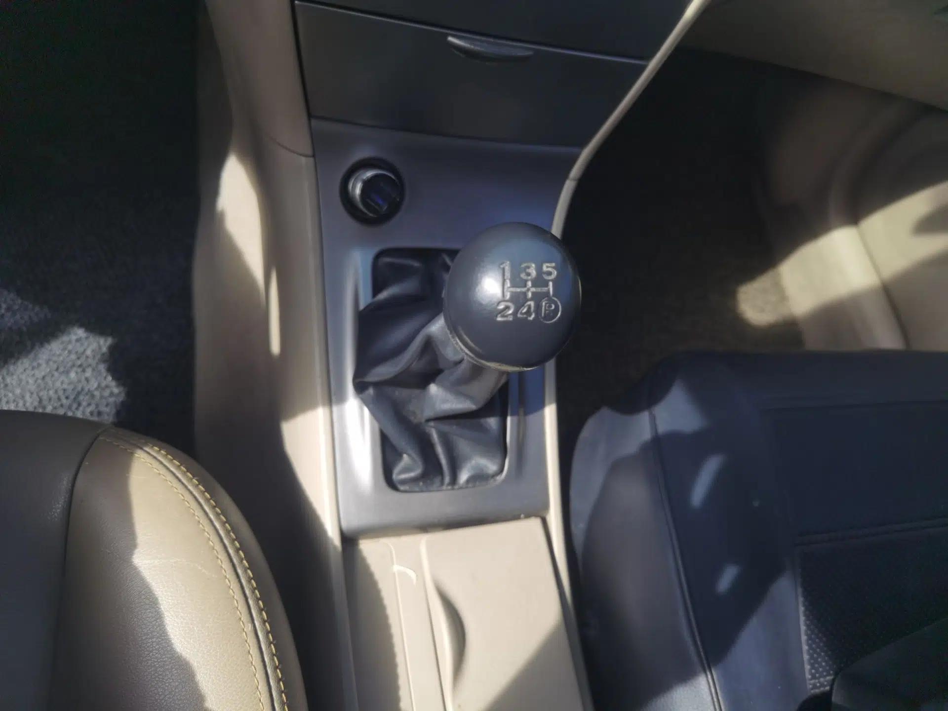 Toyota Corolla EX 2013 1.6L Manual Luxury Edition — миниатюра 15