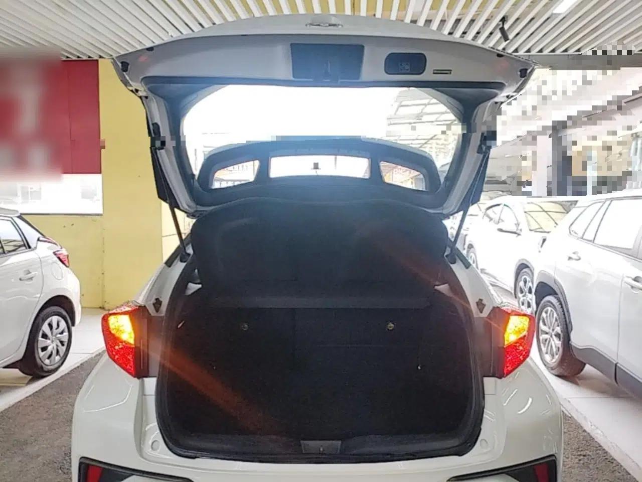Toyota C-HR 2021 Dual-Motor 2.0L E-CVT Comfort Edition — миниатюра 22