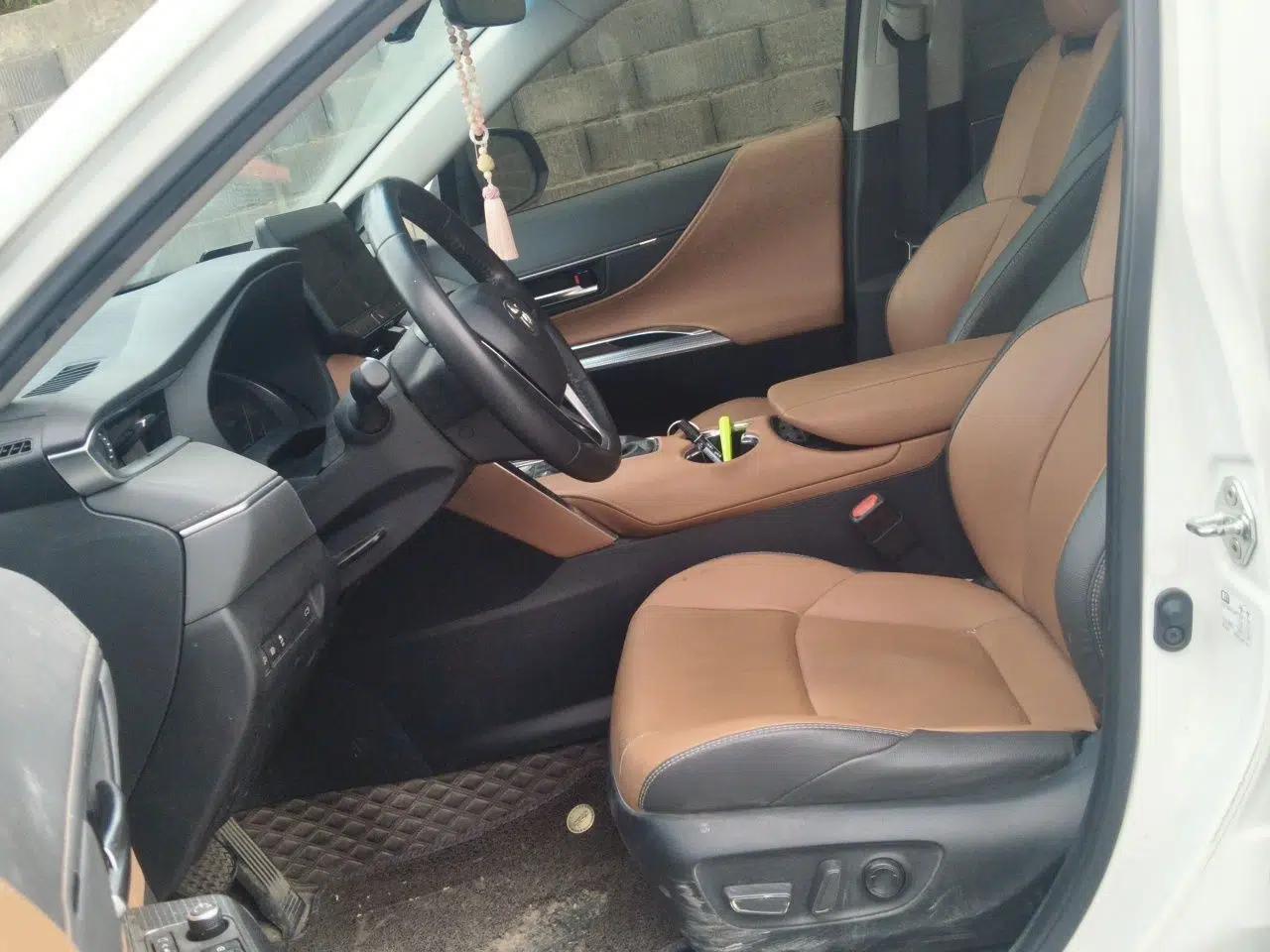 Toyota Venza 2022 2.0L CVT Two-Wheel Drive Prestige Edition — миниатюра 16