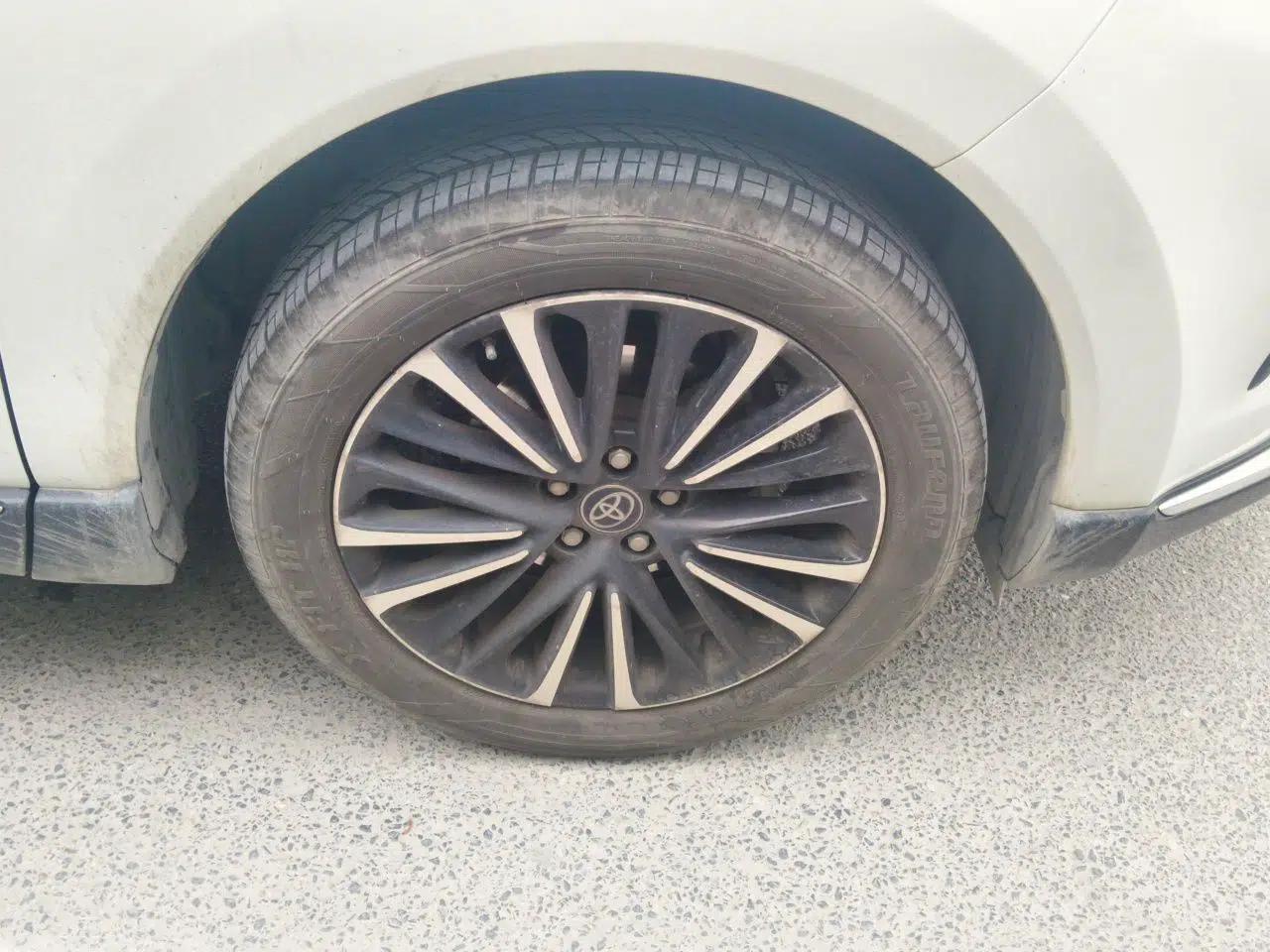 Toyota Venza 2022 2.0L CVT Two-Wheel Drive Prestige Edition — миниатюра 8